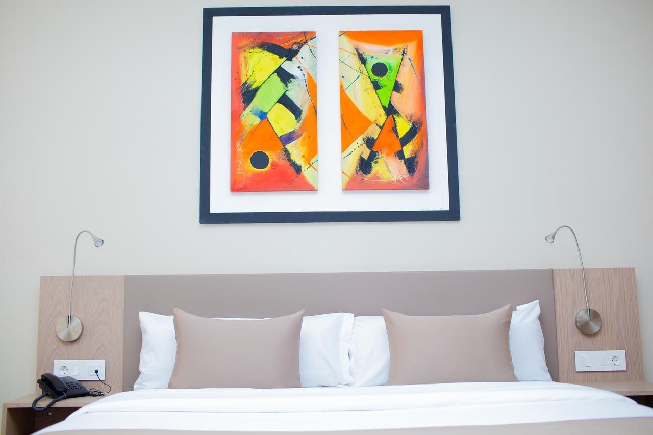 Fly Hotel Libreville Esterno foto