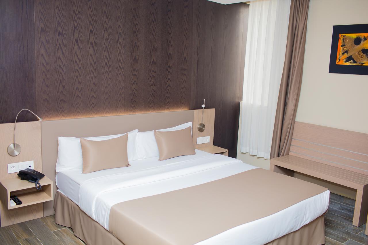 Fly Hotel Libreville Esterno foto