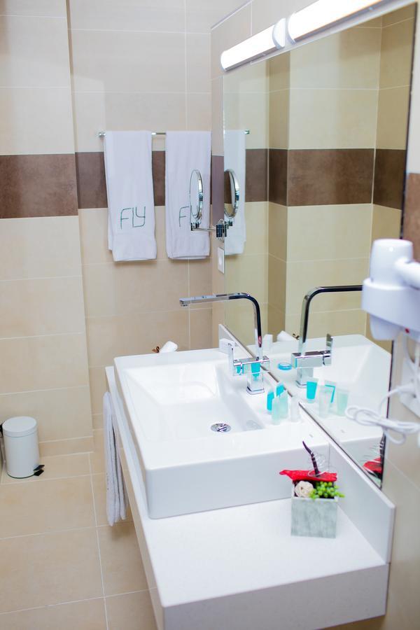 Fly Hotel Libreville Esterno foto