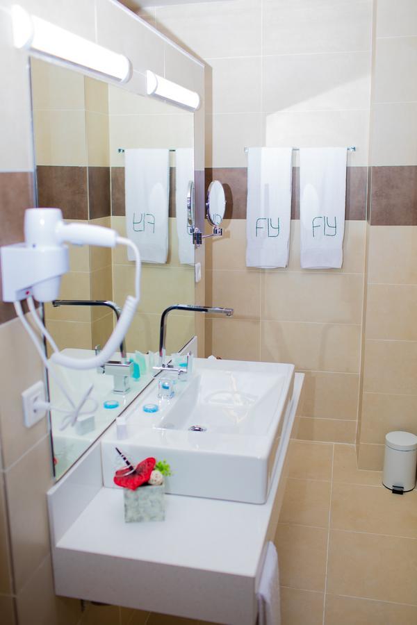 Fly Hotel Libreville Esterno foto