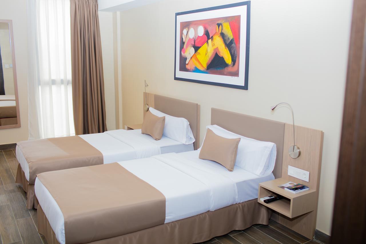 Fly Hotel Libreville Esterno foto