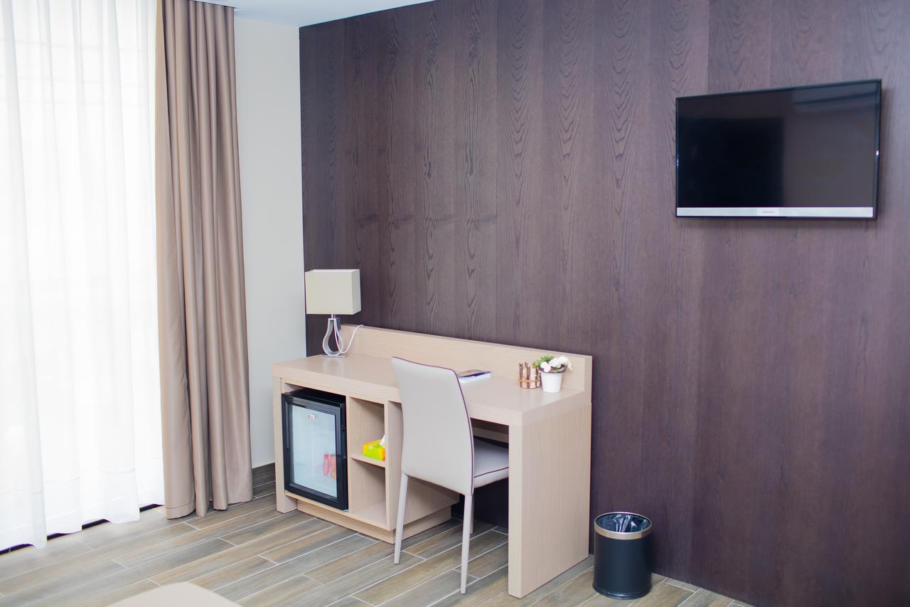 Fly Hotel Libreville Esterno foto