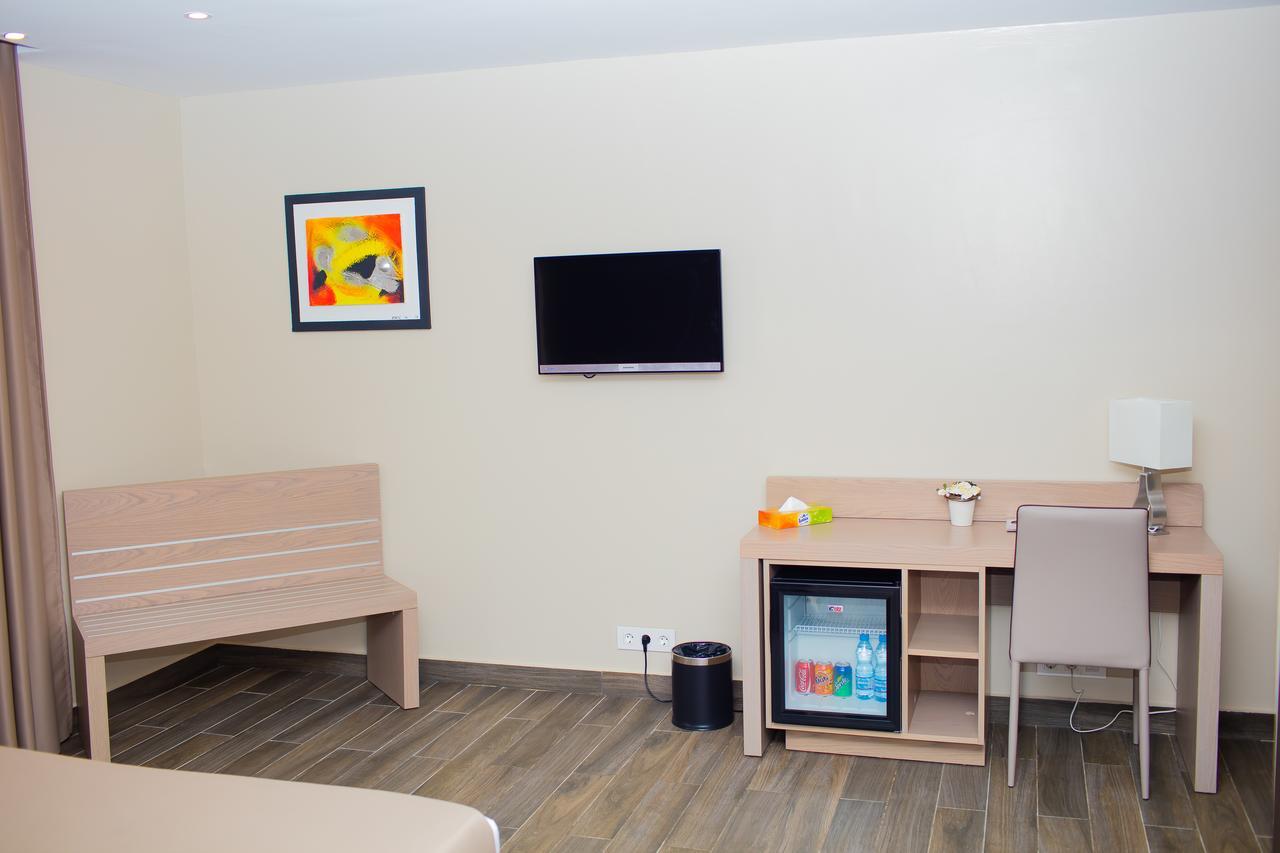 Fly Hotel Libreville Esterno foto
