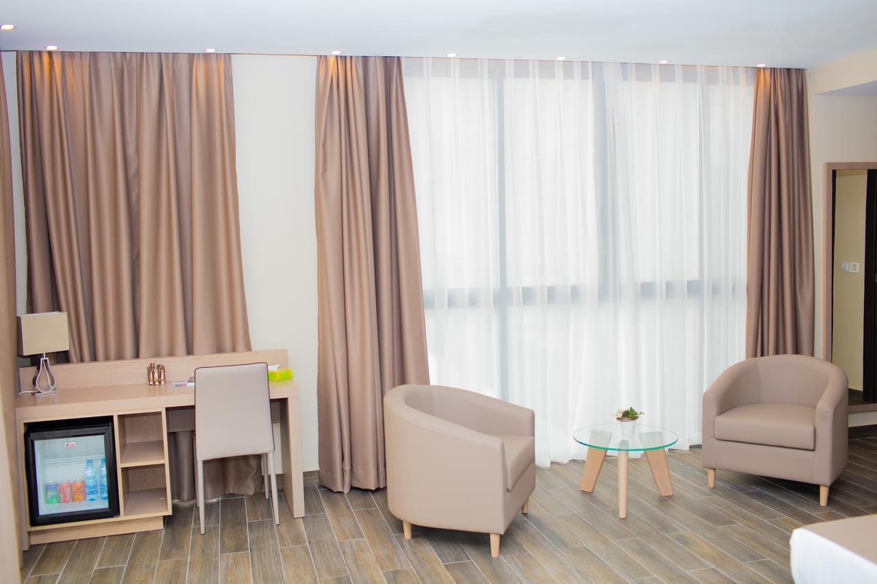 Fly Hotel Libreville Esterno foto
