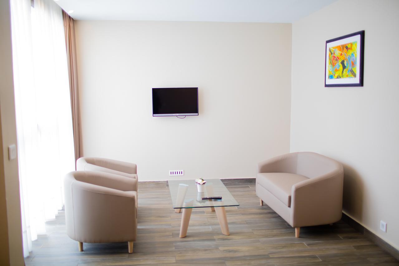 Fly Hotel Libreville Esterno foto